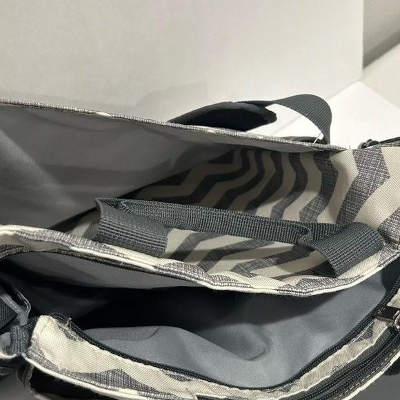 Skip Hop Duo Signature Diaper Bag Gray/Beige Chevron Design Stroller Straps Zip - Picture 6 of 9
